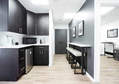 clean-kitchen-with-table-chairs-integrated-internal-medicine-clinic-queens-ny