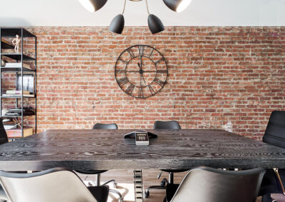 integrated-internal-medicine-meeting-room-clock-table-chairs